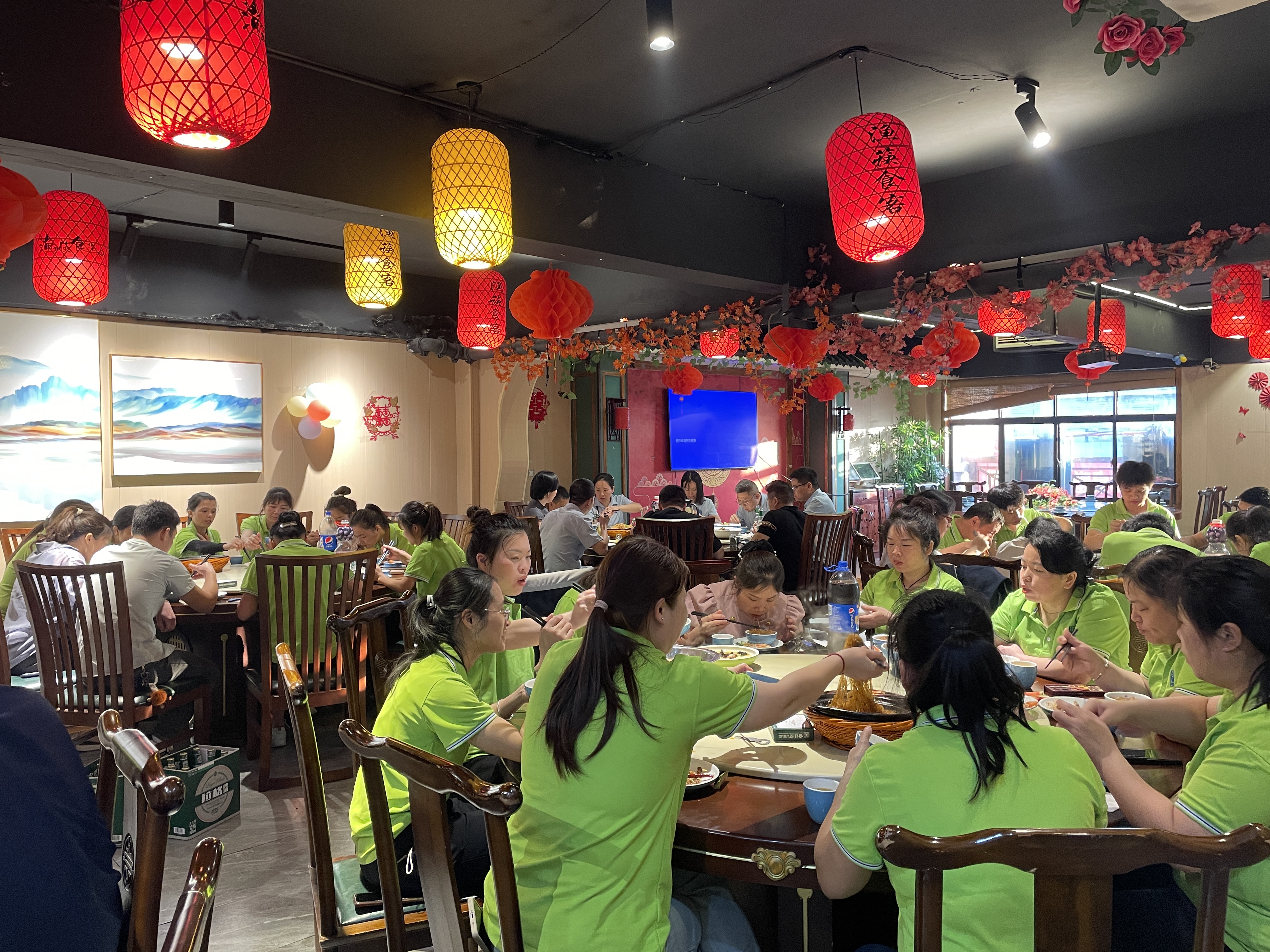 允福亨新能源4-5月份员工生日会